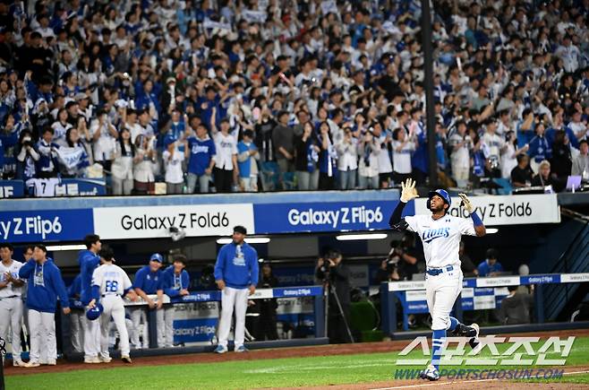 15일 대구삼성라이온즈파크에서 열린 LG와 삼성의 플레이오프 2차전, 7회말 삼성 디아즈가 솔로홈런을 치고 기쁨을 나누고 있다. 대구=허상욱 기자 wook@sportschosun.com/2024.10.15/