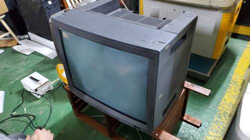 브라운관의 모습. 가운데 상처가 보이는가?