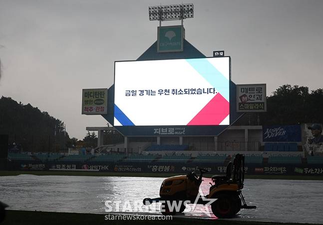 14일 대구 삼성라이온즈파크에서 열릴 예정이었던 '2024 KBO 포스트시즌 플레이오프 2차전' LG-삼성전이 우천 취소됐다. PO 여섯 번째, PS 스무 번째 우천 연기된 상황이 전광판에 공지되고 있다. /사진=김진경 대기자
