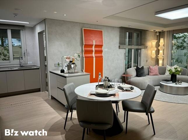 잠실래미안아이파크 84D 유니트 주방 및 거실 모습 /사진=김진수 기자