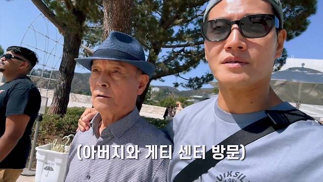 1 (5).jpg 고미술품을 감상하는 김종국의 시선