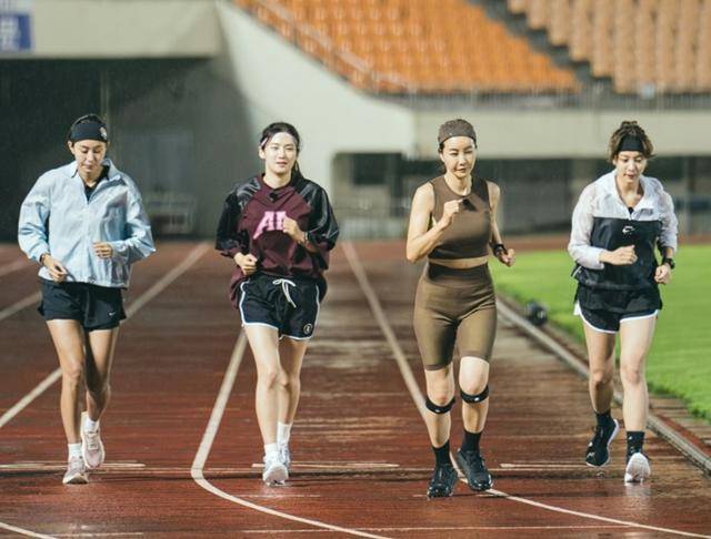 트라이애슬론에 도전하는 예능 '무쇠소녀단' 출연 배우들이 달리기 연습 중이다. 이 프로그램은 유이가 미드 풋으로 안정적으로 달린다고 평가했다. tvN 제공