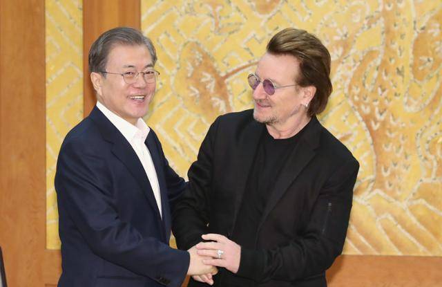 2019년 말 U2 서울 콘서트를 위해 내한한 보노가 청와대에서 문재인 당시 대통령을 만나 인사를 나누고 있다. 당시 두 사람은 한반도의 평화 등에 대해 이야기한 것으로 알려진다. 한국일보 자료사진 2019년 말 U2 서울 콘서트를 위해 내한한 보노가 청와대에서 문재인 당시 대통령을 만나 인사를 나누고 있다. 당시 두 사람은 한반도의 평화 등에 대해 이야기한 것으로 알려진다. 한국일보 자료사진
