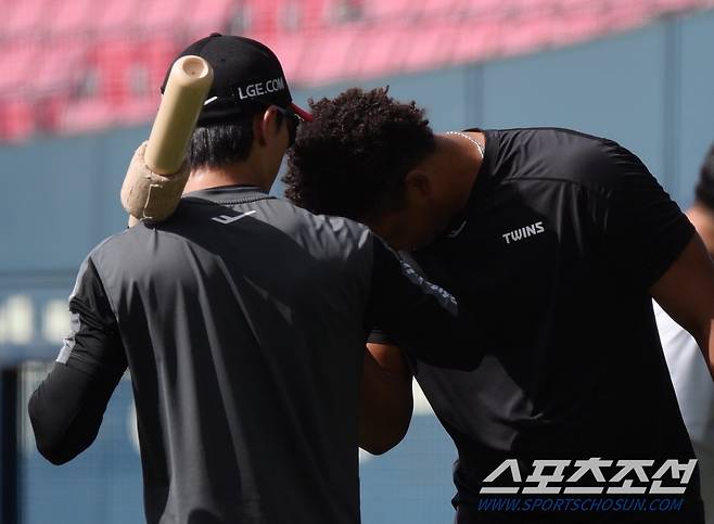 한 살 많은 신민재에게도 공손하게(?) 놀래키는 인사