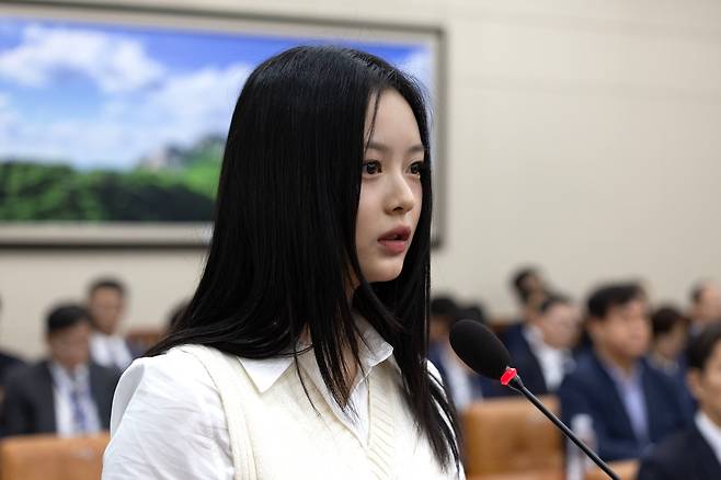 뉴진스 멤버 하니가 지난 15일 오후 서울 여의도 국회에서 열린 환경노동위원회의 경제사회노동위원회, 중앙노동위원회, 최저임금위원회 등에 대한 국정감사에서 직장 내 괴롭힘 문제와 관련해 증언하고 있다. /연합뉴스
