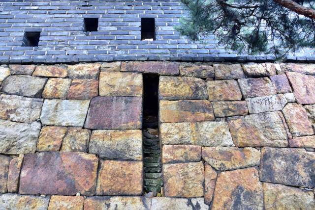 현안은 성벽 가까이 접근한 적군을 적의 화살이나 탄환에 두려움 없이 아래를 내려다보며 감시하는 장치다. 이강웅 고건축전문가