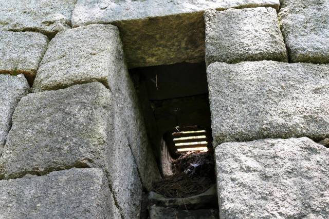 구멍과 현안의 시작점 사이 윗부분의 설계와 시공이 중요하다. 돌 하나 두께가 가시 범위에 큰 영향을 미친다. 이강웅 고건축전문가