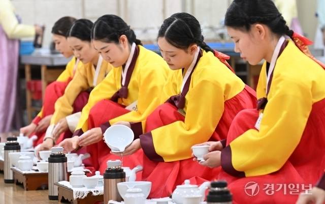 '제25회 전국 인설 차 문화전-차예절 경연대회'가 열린 지난 19일 인천시 미추홀구 인천무형문화재전수교육관에서 차예절 경연대회에 참가한 학생들이 정성을 다해 차를 우려내고 있다. 조병석기자
