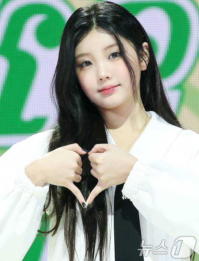 그룹 아일릿의 원희가 21일 오후 서울 광진구 광장동 예스24 라이브홀에서 가진 두 번째 미니앨범 'I'LL LIKE YOU' 발매 기념 쇼케이스에서 포즈를 취하고 있다. 2024.10.21/뉴스1 ⓒ News1 권현진 기자