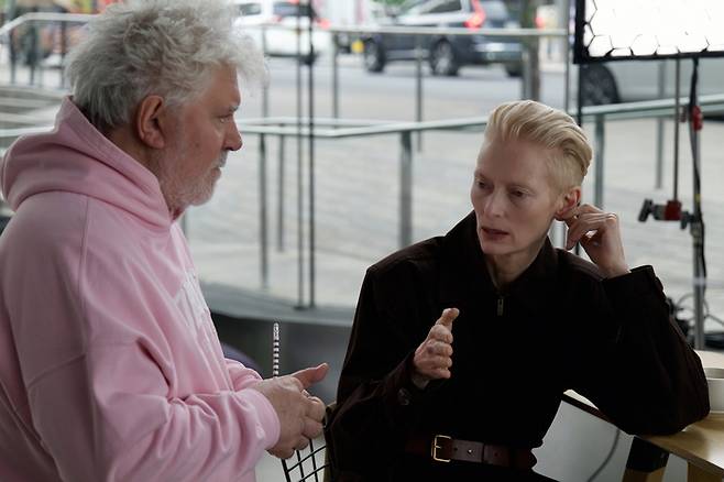 영화 ‘룸 넥스트 도어’ 페드로 알모도바르 감독(왼쪽)과 틸다 스윈튼. 사진 | 워너브러더스 코리아㈜