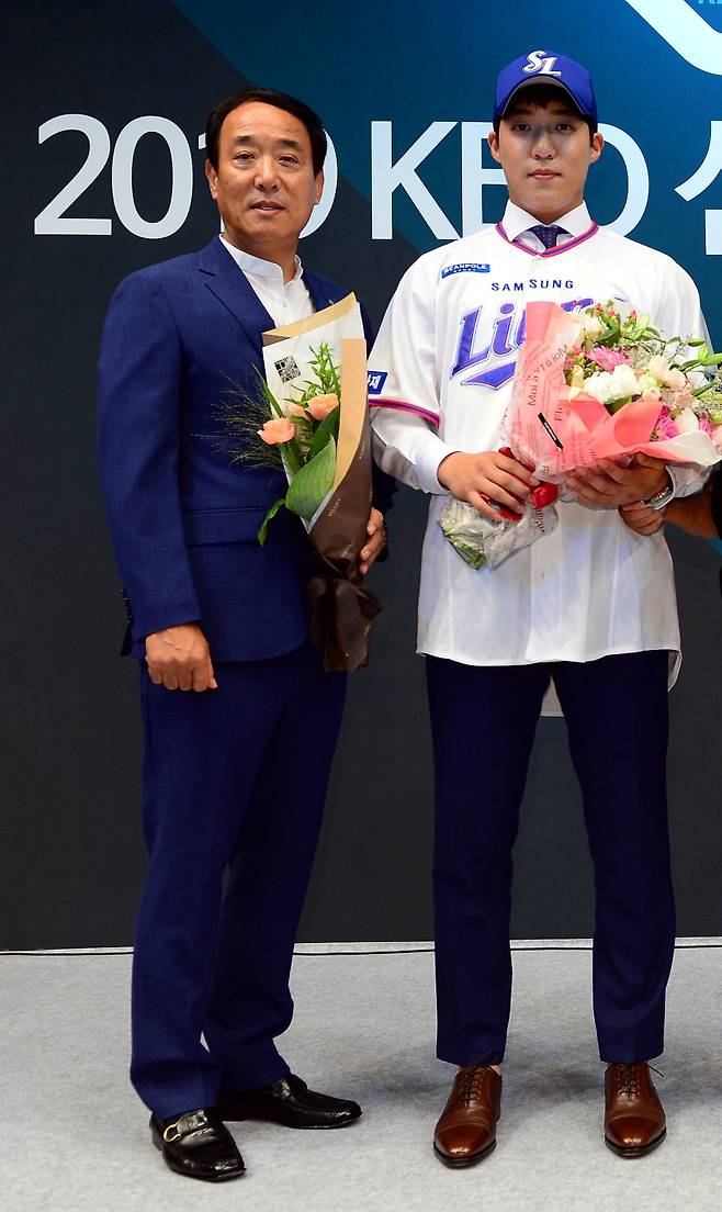 2019 KBO 신인 1차 지명 당시 원태인(오른쪽)과 아버지 원민구 감독(왼쪽). 삼성 제공