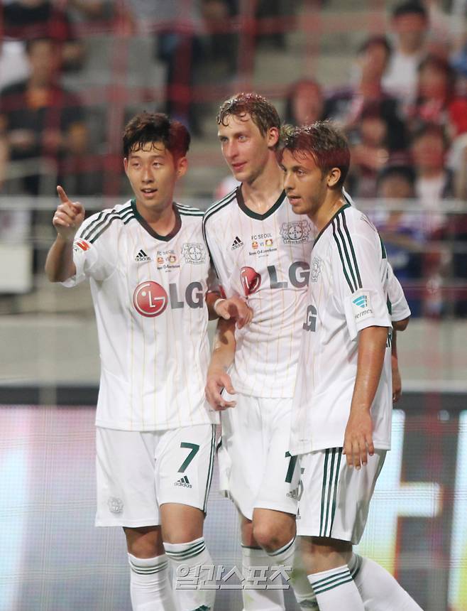2014.07.30. 독일 분데스리가 레버쿠젠 손흥민이 30일 서울상암월드컵경기장에서 진행된 'LG전자 초청 바이엘 04 레버쿠젠 한국 투어 2014' FC서울과의 친선경기에서 슈테판 키슬링이 골을 넣자 함께 환호하고 있다. 사진=IS 포토