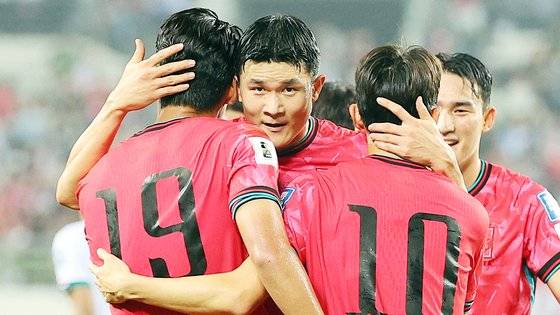 지난 15일 경기도 용인미르스타디움에서 열린 북중미월드컵 아시아 지역 3차 예선 B조 4차전 대한민국 대 이라크의 경기. 김민재와 득점한 오세훈. 연합뉴스