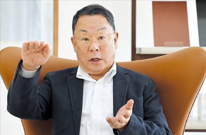 조문수 한국카본 회장은 “올해 창립 40주년을 맞아 무인기 소재 국산화를 토대로 독보적인 사업 분야를 개척하겠다”고 말했다. 최혁 기자