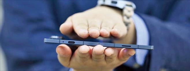 삼성전자가 역대 갤럭시 Z폴드 시리즈 중 가장 얇고 가벼운 ‘갤럭시 Z폴드 스페셜 에디션’을 공개했다. 두께는 10.6㎜로 전작 대비 1.5㎜ 얇아졌다. 삼성전자 제공