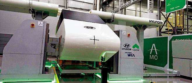 현대자동차·기아는 21일 경기 의왕연구소에서 스마트 팩토리 기술 전시회 ‘이포레스트 테크데이 2024’를 열고 미래 제조 기술 200여 건을 전시했다. ‘고정밀 자동 정렬 시스템’이 미래항공모빌리티(AAM)의 동체와 날개 위치를 미세하게 조정하고 있다. 현대자동차·기아 제공