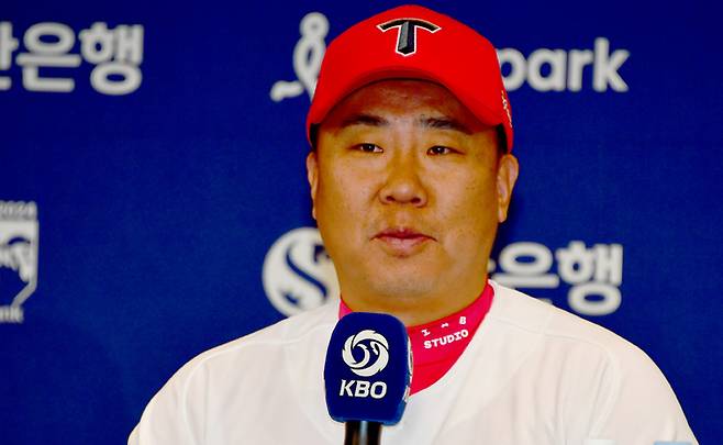 2024프로야구 한국시리즈를 앞두고 20일 광주 동구 라마다플라자 바이 윈덤 충장에서 KIA 타이거즈와 삼성 라이온즈의 미디어데이 행사가 열리고 있다. KIA 이범호 감독이 각오를 밝히고 있다. 뉴시스