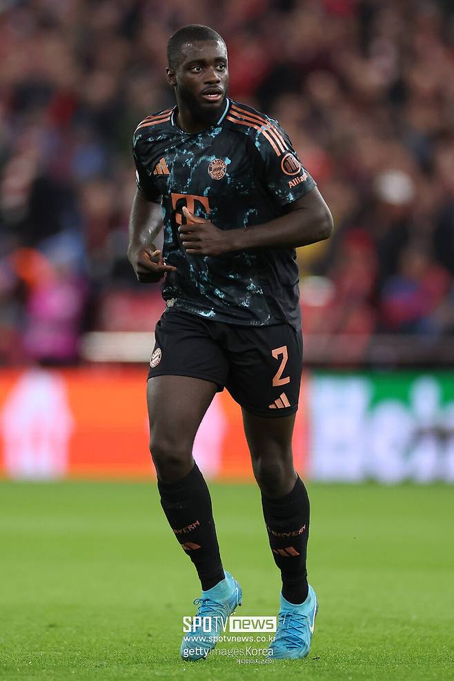 ▲ 우파메카노는 20일(이하 한국시간) 독일 매체 'AZ'를 통해 "김민재와 함께 뛰는 건 아주 잘 맞는다. 그도 이제 더 많은 자신감을 가지고 있다. 나와 마찬가지로, 김민재도 많은 비판을 받았다. 하지만 그게 축구다. 우리는 계속 고개를 들고 항상 최선을 다해야 한다"라고 말했다. 뱅상 콤파니 감독에 대한 칭찬도 아끼지 않았다. 우파메카노는 "콤파니 감독과 함께해서 행복하다. 그는 수비수 출신이다. 수비수들과 비디오 분석을 많이 하고, 우리를 많이 도와주고 있다. 이번 시즌에는 자신감이 있고, 그를 위해 최선을 다할 것이다"라고 강조했다.