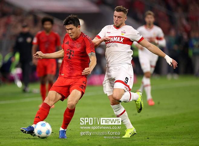 ▲ 우파메카노는 20일(이하 한국시간) 독일 매체 'AZ'를 통해 "김민재와 함께 뛰는 건 아주 잘 맞는다. 그도 이제 더 많은 자신감을 가지고 있다. 나와 마찬가지로, 김민재도 많은 비판을 받았다. 하지만 그게 축구다. 우리는 계속 고개를 들고 항상 최선을 다해야 한다"라고 말했다. 뱅상 콤파니 감독에 대한 칭찬도 아끼지 않았다. 우파메카노는 "콤파니 감독과 함께해서 행복하다. 그는 수비수 출신이다. 수비수들과 비디오 분석을 많이 하고, 우리를 많이 도와주고 있다. 이번 시즌에는 자신감이 있고, 그를 위해 최선을 다할 것이다"라고 강조했다.