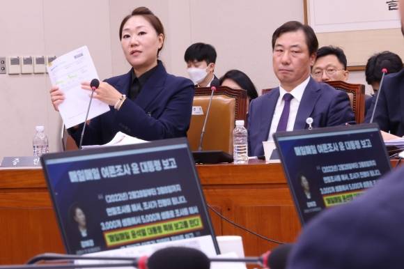 답변하는 강혜경 씨 - 김건희 여사의 ‘공천개입 의혹’을 제기한 강혜경 씨가 21일 오후 국회에서 열린 법제사법위원회의 대검찰청 대상 국정감사에서 더불어민주당 전현희 의원의 질의에 답하고 있다. 2024.10.21 연합뉴스