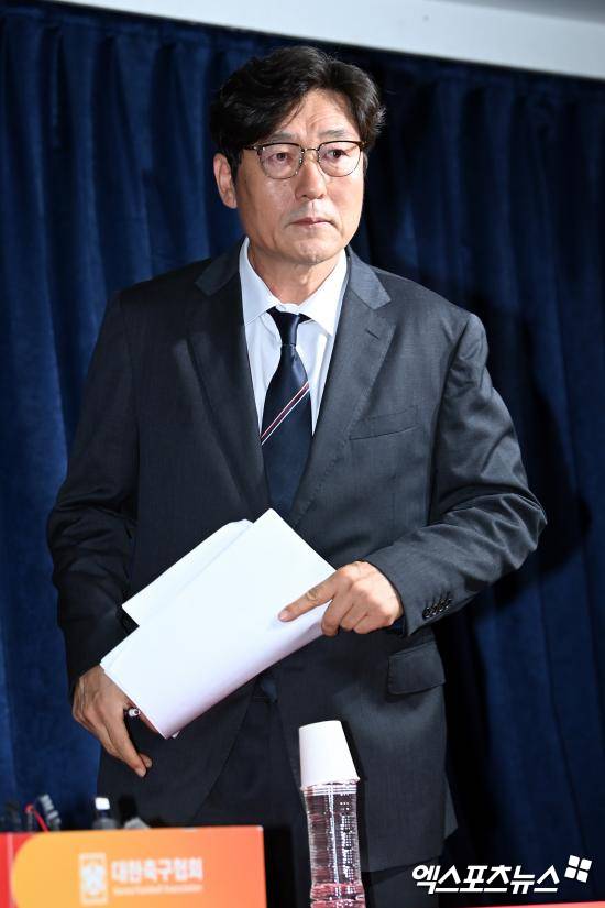 국회 문화체육관광위원회 이기헌 더불어민주당 의원이 22일 국회에서 열린 문화체육관광부 산하·유관기간 대상 국정감사에서 이 기술이사를 고발해달라고 전재수(더불어민주당) 문체위 위원장에게 요청했다. 사건을 지난달 24일로 거슬러 올라간다. 이 기술이사는 당시 24일 문체위 축구협회 현안 질의에 증인으로 참석했다. 여기서 이 이사는 홍명보 감독을 독대했다고 했지만, 최영일 축구협회 부회장이 동행한 것으로 알려져 위증죄로 고발을 요청당했다. 엑스포츠뉴스DB