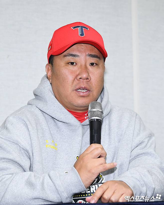 22일 오후 광주기아챔피언스필드에서 열릴 예정인 '2024 신한 SOL Bank KBO 한국시리즈' 삼성 라이온즈와 KIA 타이거즈의 1차전 서스펜디드 경기, KIA 이범호 감독이 브리핑을 갖고 있다. 광주, 김한준 기자