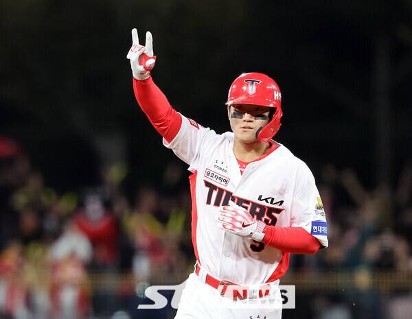 23일 광주 북구 광주-기아챔피언스필드에서 열린 2024 KBO 포스트시즌 한국시리즈 2차전 삼성 라이온즈와 KIA 타이거즈의 경기, 2회말 2사 주자없는 상황 KIA 김도영이 솔로홈런을 치고 베이스를 돌며 세리머니를 하고 있다. 사진┃뉴시스