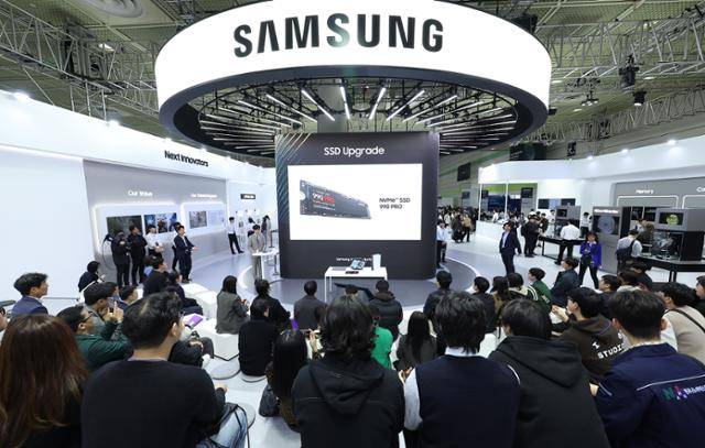 23일 서울 강남구 코엑스에서 열린 제26회 반도체 대전 SEDEX 2024 삼성전자 전시관에서 관람객이 솔리드스테이트드라이브(SSD) 교체 시연을 기다리고 있다. 연합뉴스