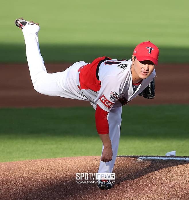 ▲ KIA는 23일 광주-기아챔피언스필드에서 열린 ‘2024 신한 SOL Bank KBO리그 포스트시즌’ 삼성과 한국시리즈 1차전에서 0-1로 뒤진 7회 4득점으로 경기를 뒤집은 끝에 5-1로 이겼다. 6회 무사 1,2루 기회에서 마운드에 올라 추가 실점을 막고 승리의 결정적인 공헌을 세운 전상현. ⓒ곽혜미 기자
