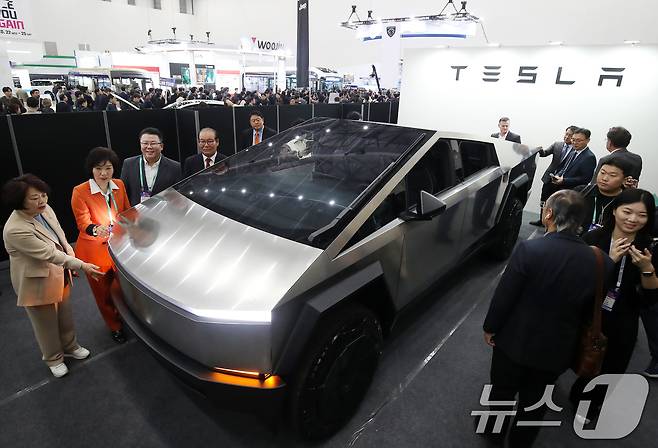 23일 대구 엑스코에서 개막한 '2024 미래혁신기술박람회(FIX 2024)'를 찾은 관람객들이 테슬라 사이버트럭을 살펴보고 있다. 2024.10.23/뉴스1 ⓒ News1 공정식 기자