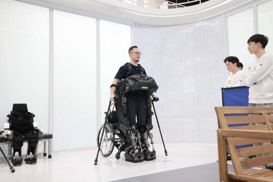 김승환 연구원이 24일 웨어러블 로봇 '워크온슈트 F1'을 입고 기립해 있다. KAIST 제공