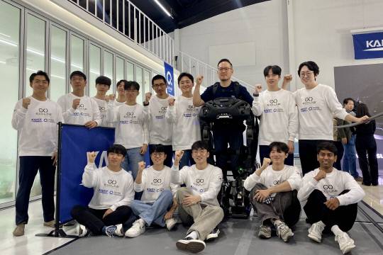 제3회 사이배슬론 출전을 앞둔 워크온슈트 F1 연구팀. 정인선 기자