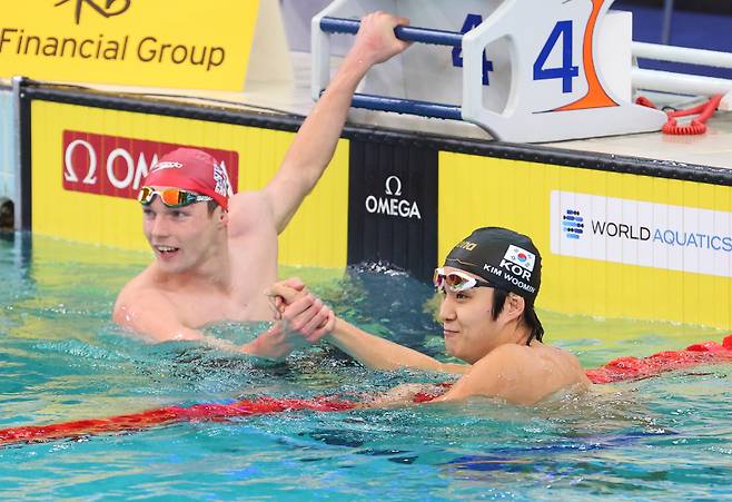 <yonhap photo-5281=""> 스캇 던컨과 악수 하는 김우민 (인천=연합뉴스) 임순석 기자 =24일 인천 미추홀구 문학박태환수영장에서 열린 '2024 월드아쿠아틱스 경영 월드컵 인천' 남자 자유형 400m 예선에서 대한민국 김우민이 경기를 마치고 영국의 스캇 던컨과 악수를 하고 있다. 2024.10.24 soonseok02@yna.co.kr/2024-10-24 11:17:49/ <저작권자 ⓒ 1980-2024 ㈜연합뉴스. 무단 전재 재배포 금지, AI 학습 및 활용 금지></yonhap>
