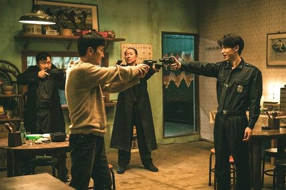 영화 '더 킬러스' 중 장항준 감독이 연출한 단편 '모두가 그를 기다린다'. 10.26 사건당일 시대 분위기를 군산 어느 부둣가 국밥집에서 벌어진 사건에 빗대어 그렸다. 사진 스튜디오빌