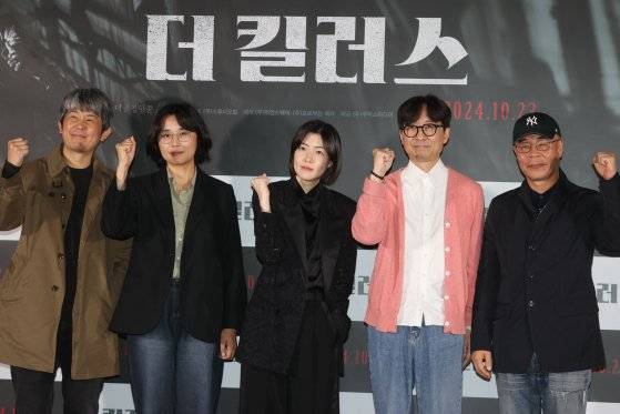 김종관 감독(왼쪽부터), 노덕 감독, 배우 심은경, 장항준 감독, 이명세 감독이 18일 서울 광진구 롯데시네마 건대입구점에서 열린 영화 '더 킬러스' 언론시사회 및 기자간담회에서 포즈를 취하고 있다. 연합뉴스