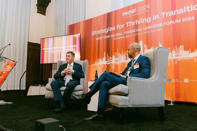 리처드 클래리다 전 미국 연방준비제도 부의장(왼쪽)과 소거타 사하 S&P글로벌 마켓 인텔리전스 사장이 23일(현지시간) 미국 뉴욕 더플라자호텔에서 열린 매일경제 주최 '2024 글로벌 금융리더포럼'에서 내년 미국 인플레이션 전망을 주제로 대화를 나누고 있다. 뉴욕 특별취재팀