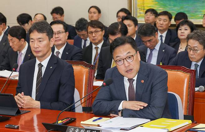 김병환 금융위원장이 24일 서울 여의도 국회 정무위원회에서 열린 금융위원회, 금융감독원에 대한 종합 국정감사에서 의원 질의에 답변하고 있다.