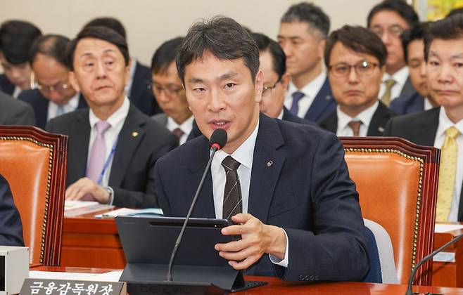 이복현 금융감독원장이 24일 서울 여의도 국회 정무위원회에서 열린 금융위원회, 금융감독원에 대한 종합 국정감사에서 의원 질의에 답변하고 있다.