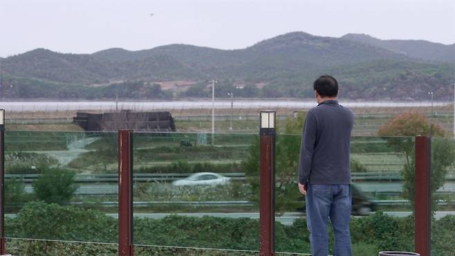 김현호 씨의 집은 한국군의 대북 확성기로부터 불과 400~500m 거리에 있다(사진 왼쪽 검은 위장막 안쪽이 대북확성기)
