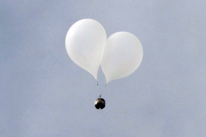 A North Korean balloon carrying trash floats over Seoul on the morning of Oct. 7, 2024./Yonhap News