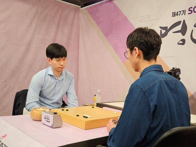 25일 경기 성남시 판교 K바둑 스튜디오에서 벌어진 ‘제47기 명인전’ 패자조 결승에서 이지현(왼쪽) 9단이 변상일 9단과 대국을 벌이고 있다. 이 대국에서 승리한 이 9단은 앞서 최종 결승전에 진출한 박정환 9단과 생애 첫 ‘명인’ 타이틀을 놓고 격돌할 예정이다. 한국기원 제공