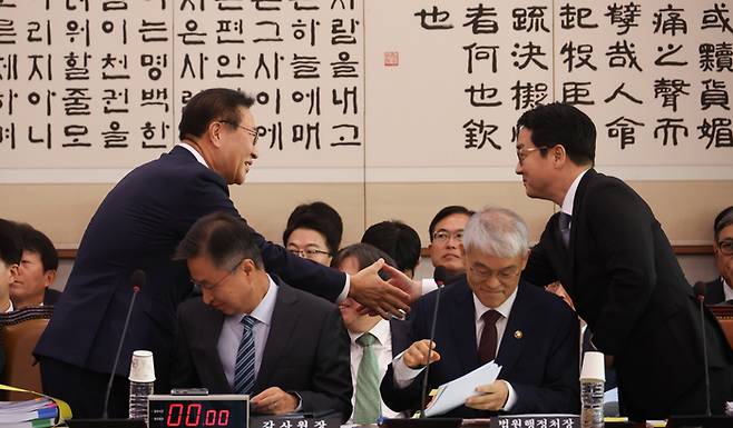 25일 국회에서 열린 법제사법위원회 국정감사에서 박성재 법무부 장관(왼쪽)과 심우정 검찰총장이 인사하고 있다. 연합뉴스