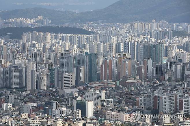 서울 아파트 (서울=연합뉴스) 이정훈 기자 = 사진은 이날 서울 남산에서 바라본 시내 아파트 단지. 2024.10.23 uwg806@yna.co.kr