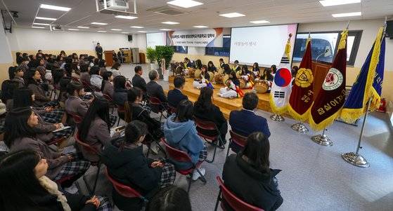 새학기가 시작된 지난 3월 4일 서울 송파구 잠실여자고등학교에서 열린 입학식에서 일신여자중학교 학생들이 사물놀이 축하공연을 하고 있다. 연합뉴스