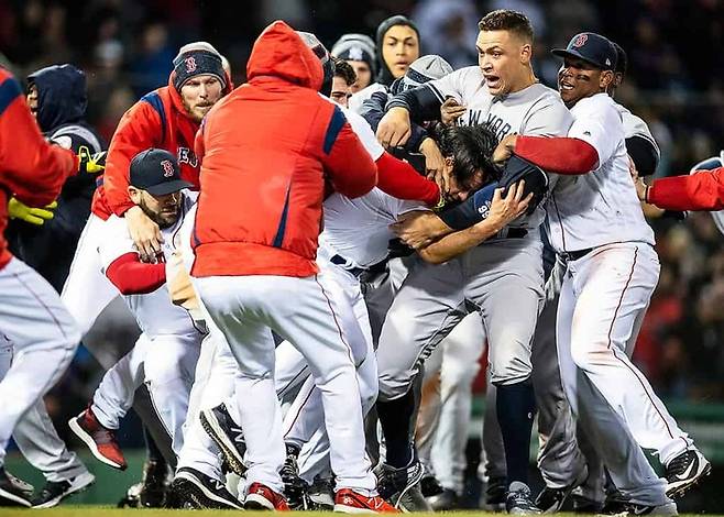 미국 메이저리그(MLB)의 대표 라이벌 관계인 보스턴 레드삭스와 뉴욕 양키스 경기에 벌어진 타격(?)전 <출처=US weekly>