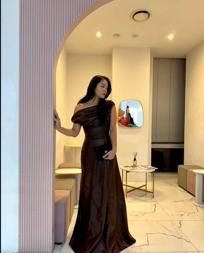 소유는 몸에 꼭 맞는 브라운 가죽 드레스를 착용해, 그녀만의 고급스럽고 우아한 분위기를 극대화했다. 사진=소유 sns