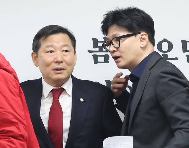 국민의힘 한동훈 전 비상대책위원장(현 국민의힘 대표)과 이철규 의원이 지난 2월 5일 서울 여의도 국회 국민의힘 당사에서 열린 인재 영입 환영식에 참석하고 있다. /뉴스1