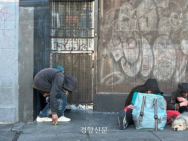 마약에 취한 남성이 지난 3일(현지시간) 미국 샌프란시스코 텐더로인 오패럴가에서 몸을 가누지 못하고 엉거주춤 서 있다. 주변에는 아주 느릿하게 몸을 움직이거나 미동조차 없는 사람들이 줄지어 앉아있다. 샌프란시스코|유경선 기자