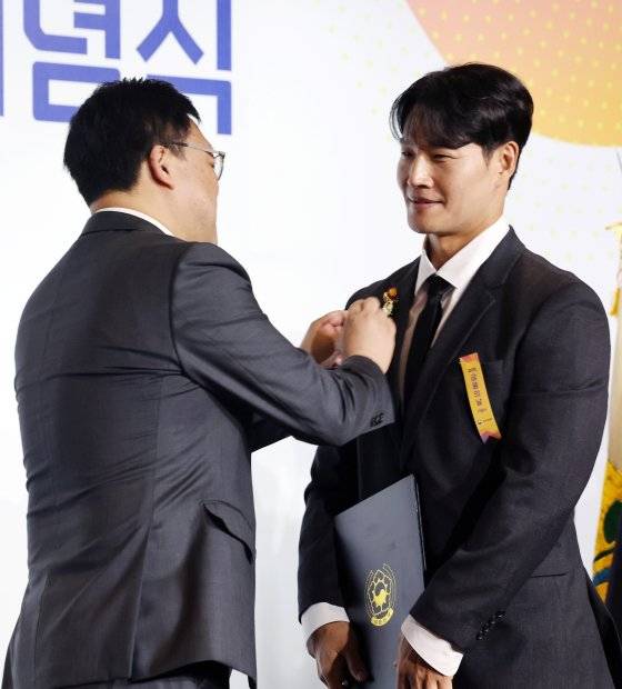 방송인 김종국이 29일 서울 여의도 FKI타워에서 열린 제9회 ‘금융의 날’ 기념식에서 김병환 금융위원장으로부터 대통령표창을 수여받고 있다. 뉴스1