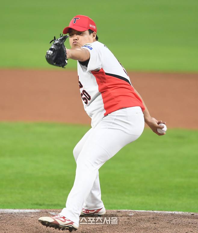 KIA 투수 장현식이 28일 광주-기아 챔피언스 필드에서 열린 삼성과 2024 KBO 한국시리즈 5차전 7회 역투하고 있다. 2024. 10. 28. 광주 | 최승섭기자 thunder@sportsseoul.com